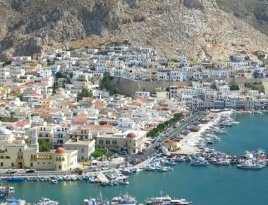 Απίστευτο περιστατικό στην Κάλυμνο: Σχοινί πλοίου παρέσυρε ΙΧ -Εμεινε με τις δύο ρόδες στο κενό και τις δύο στο λιμάνι